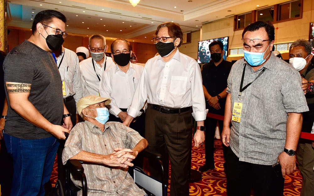 Sarawak Chief Minister Datuk Abang Johari Openg (2nd right) on a visit to Jalan Masjid Clinic July 1, 2021. u00e2u20acu201d Picture by the state Information Department 