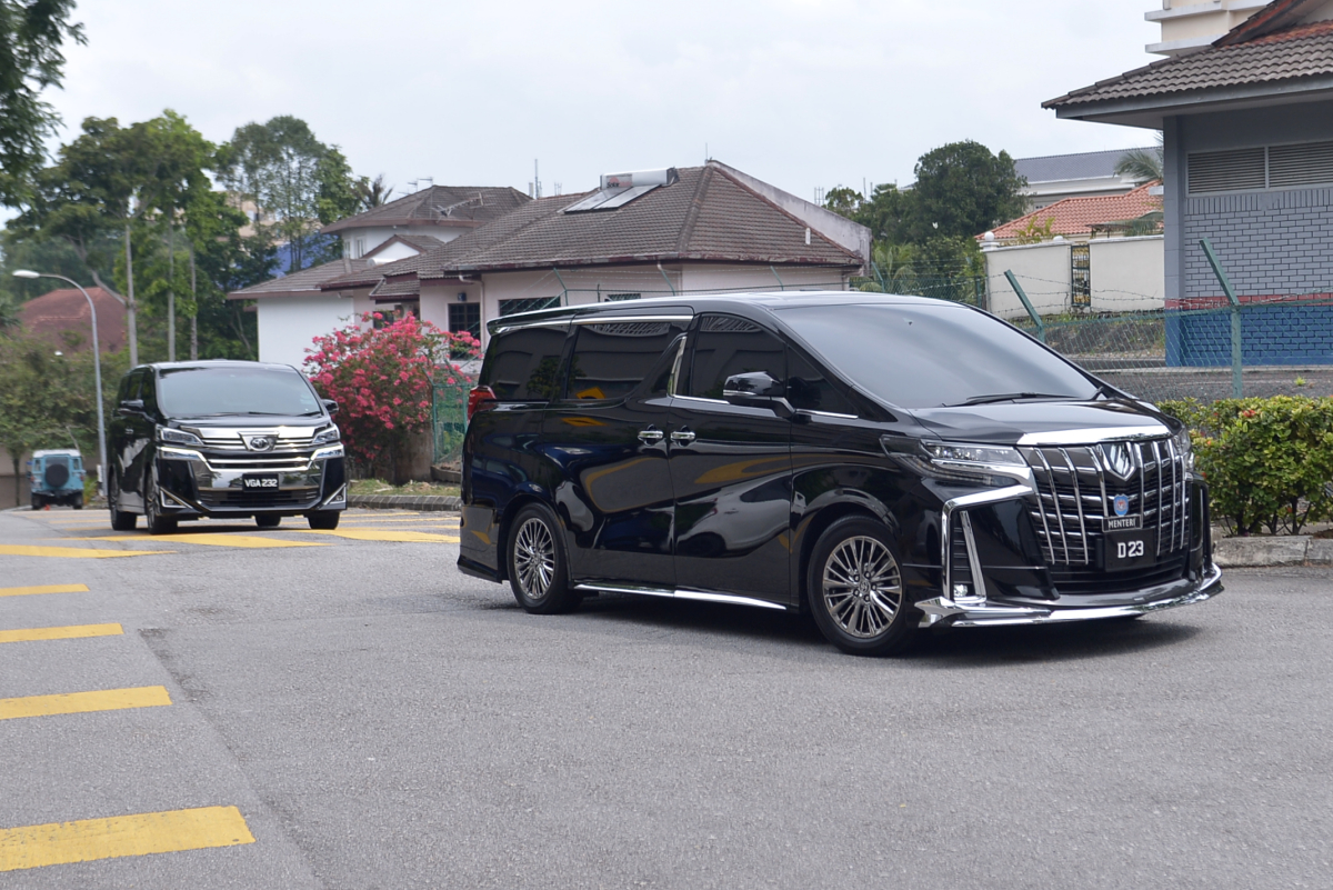 A vehicle believed to be ferrying Federal Territories Minister Tan Seri Annuar Musa is seen arriving at Prime Minister Tan Sri Muhyiddin Yassinu00e2u20acu2122s residence in Bukit Damansara July 29, 2021.  u00e2u20acu201d Picture by Miera Zulyana