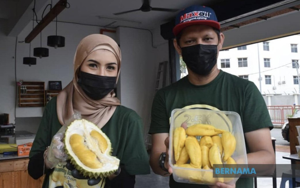 Mohamad Hakim Fahmi Awang said resorting to this was the best initiative in facing the ongoing Covid-19 MCO, which made it difficult for customers to go out to get their u00e2u20acu02dcfixu00e2u20acu2122 of the King of Fruits. u00e2u20acu201d Picture via Twitter/Bernama