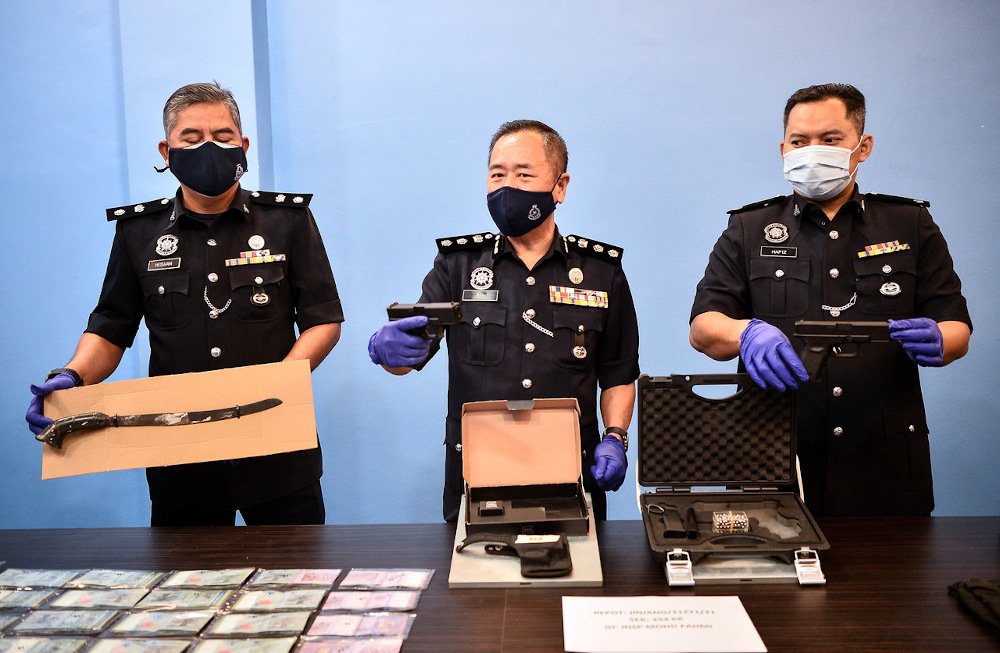 Sentul District Police chief ACP Beh Eng Lai displays items seized during a raid against u00e2u20acu02dcGeng Bobotu00e2u20acu2122 members in Kuala Lumpur July 17, 2021. u00e2u20acu201d Bernama pic