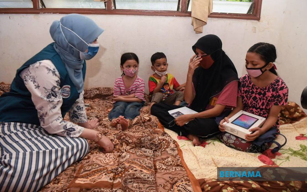 Datuk Seri Rina Mohd Harun insisted the distribution of Food Basket assistance in Titiwangsa parliamentary constituency was carried out comprehensively to ensure no one was left out. u00e2u20acu201d Picture via Twitter/Bernama