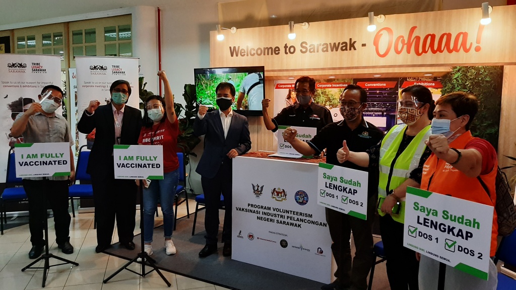 Abdul Karim (fifth, left) and Hii (fourth, left) join the representatives of Sarawaku00e2u20acu2122s various tourism bodies in a group photo after the press conference. u00e2u20acu2022 Borneo Post pic