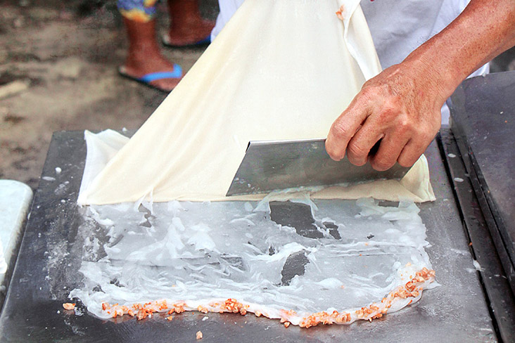 Making 'chee cheong fun' from scratch.