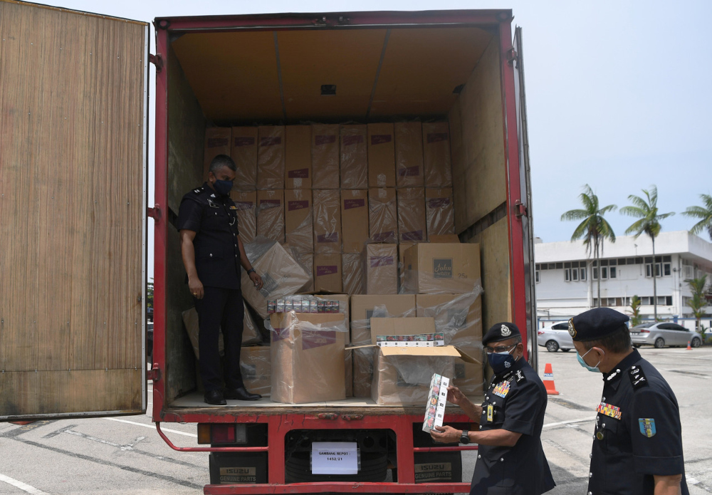 Pahang police chief Datuk Ramli Mohamed Yoosuf with the seized cigarettes found in the lorry at the Pahang contingent police headquarters, July 8, 2021. u00e2u20acu201d Bernama pic 