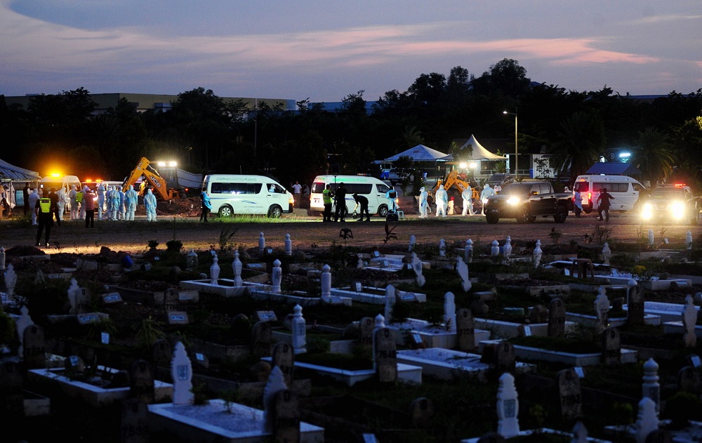 A sombre mood was felt outside the cemetery, with cries being heard and waves of holy verses from the Quran being recited by the next-of-kin of the dead, who waited patiently since 4.30pm yesterday. u00e2u20acu2022 Bernama pic