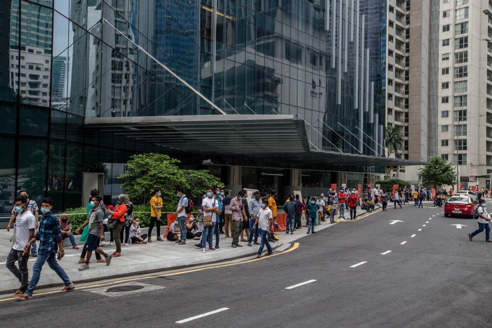 Despite intervention from the authorities in enforcing crowd control measures, many were still  forced to loiter in the surrounding areas before being shooed away and ordered to disperse by several police officers on duty. — Picture by Firdaus Latif