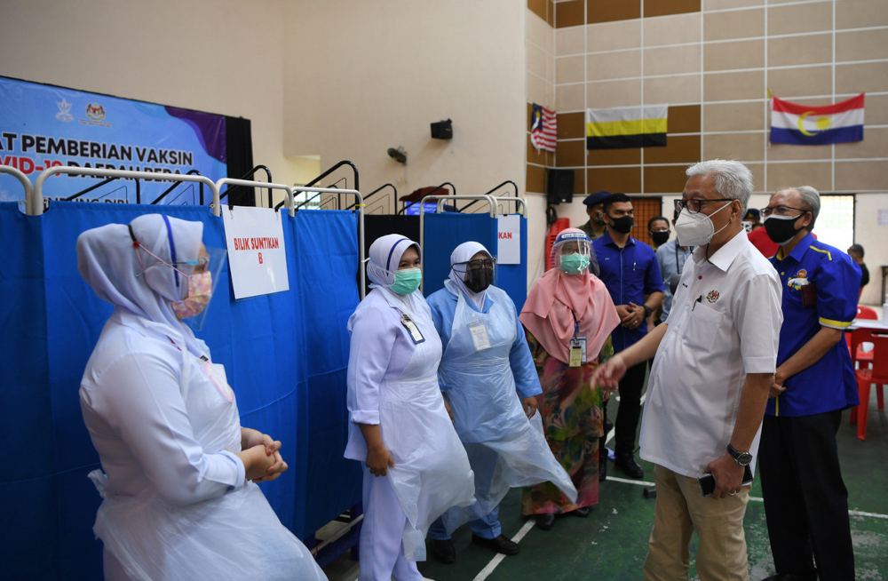 Datuk Seri Ismail Sabri Yaakob visits the vaccination centre (PPV) at Dewan Semai Bakti Felda Sebertak in Bera, July 6, 2021. u00e2u20acu201d Bernama pic 