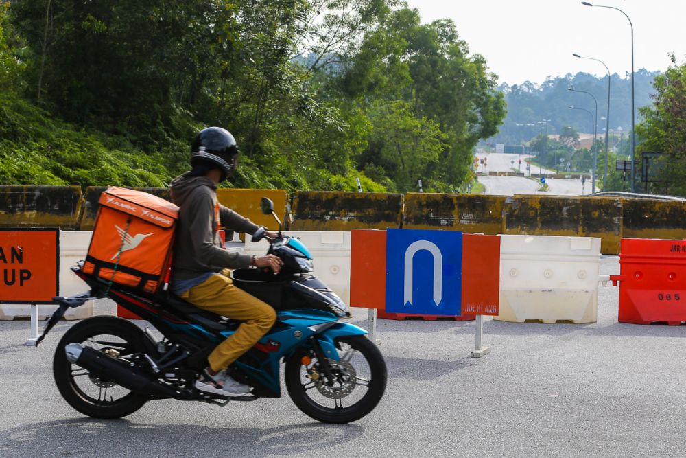 A route to Jalan Bukit Cerakah on Jalan Paip is blocked amid the enhanced movement control order in Meru July 6, 2021. u00e2u20acu201d Picture by Yusof Mat Isa