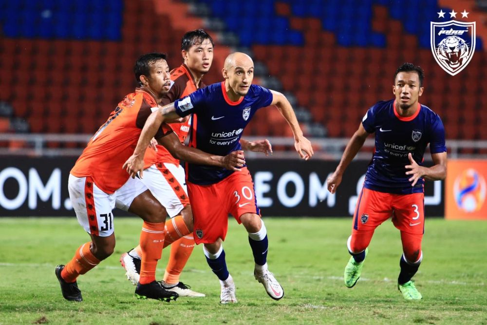 JDTu00e2u20acu2122s Natxo Insa (centre) in action against Ratchaburi FC at the Rajamangala Stadium in Bangkok July 8, 2021. u00e2u20acu201d Picture via Facebook