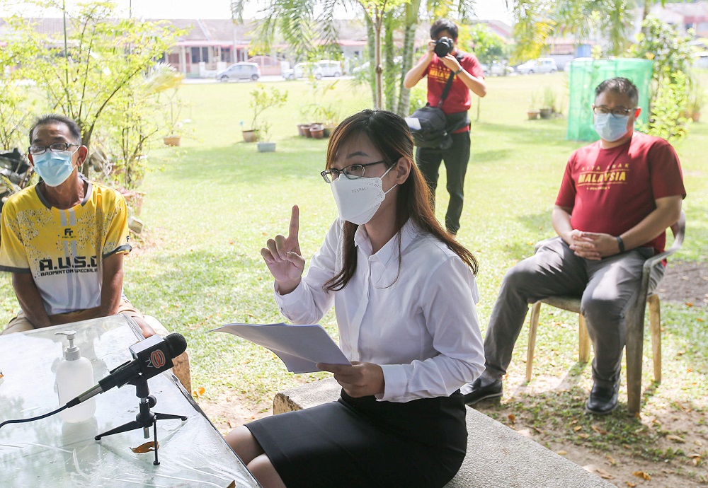 Canning assemblyman Jenny Choy speaking to reporters at Laluan Perajurit 18 over the issue of water disruptions in Ipoh July 22, 2021. u00e2u20acu2022 Picture by Farhan Najib