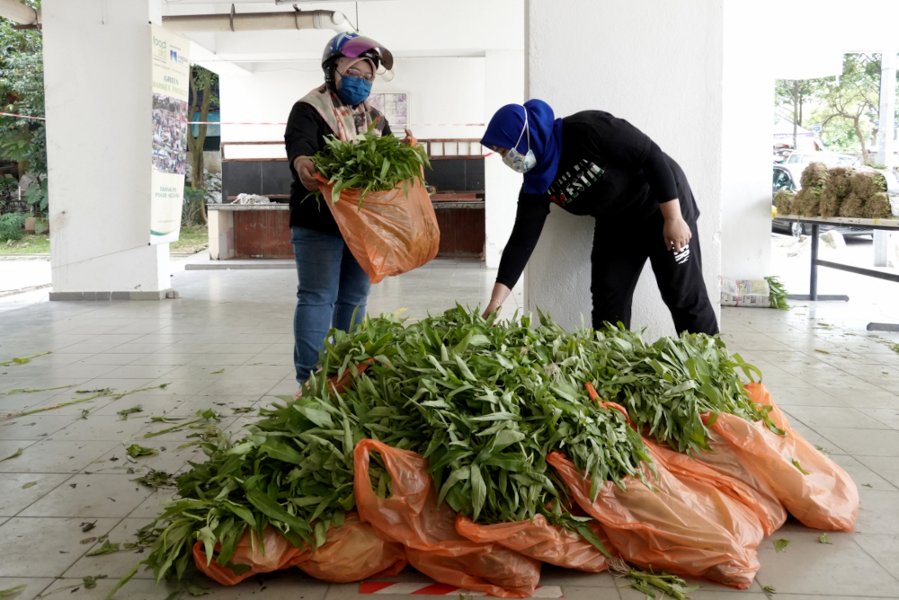 Residents stock up on vegetables in preparation for the EMCO, July 2, 2021. — Picture by Miera Zulyana