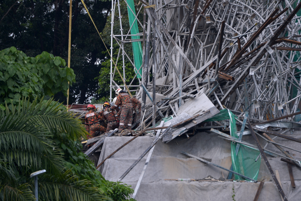Fire and rescue personnel rescuing victims from the scene of collapsed LRT 3 structure in Bukit Tinggi Klang July 29, 2021. u00e2u20acu201d Picture by Miera Zulyanan