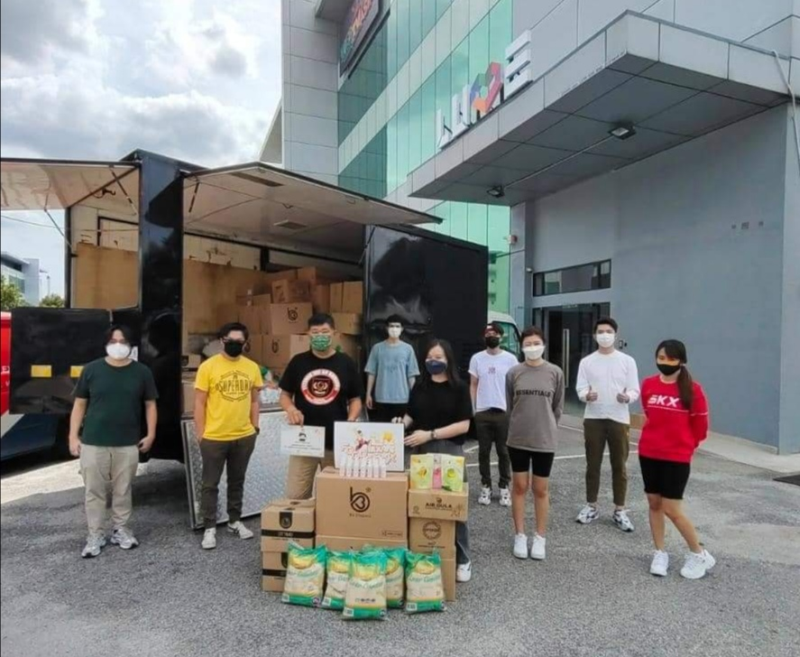 Kuan Chee Heng (third from left) receiving the donated items raised by celebrities via u00e2u20acu02dcliveu00e2u20acu2122 fundraising events. u00e2u20acu201d Picture via Facebook