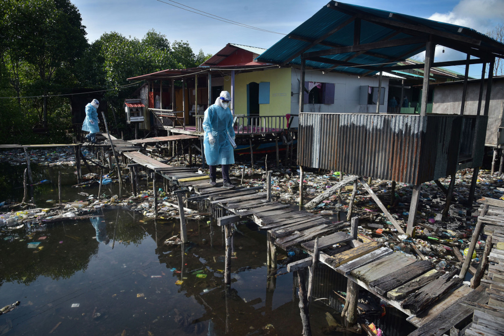 Labuan Health Departmentu00e2u20acu2122s healthcare team visits the Filipino Refugee Settlement Scheme in Kampung Muslim, July 9, 2021. u00e2u20acu201d Bernama pic 