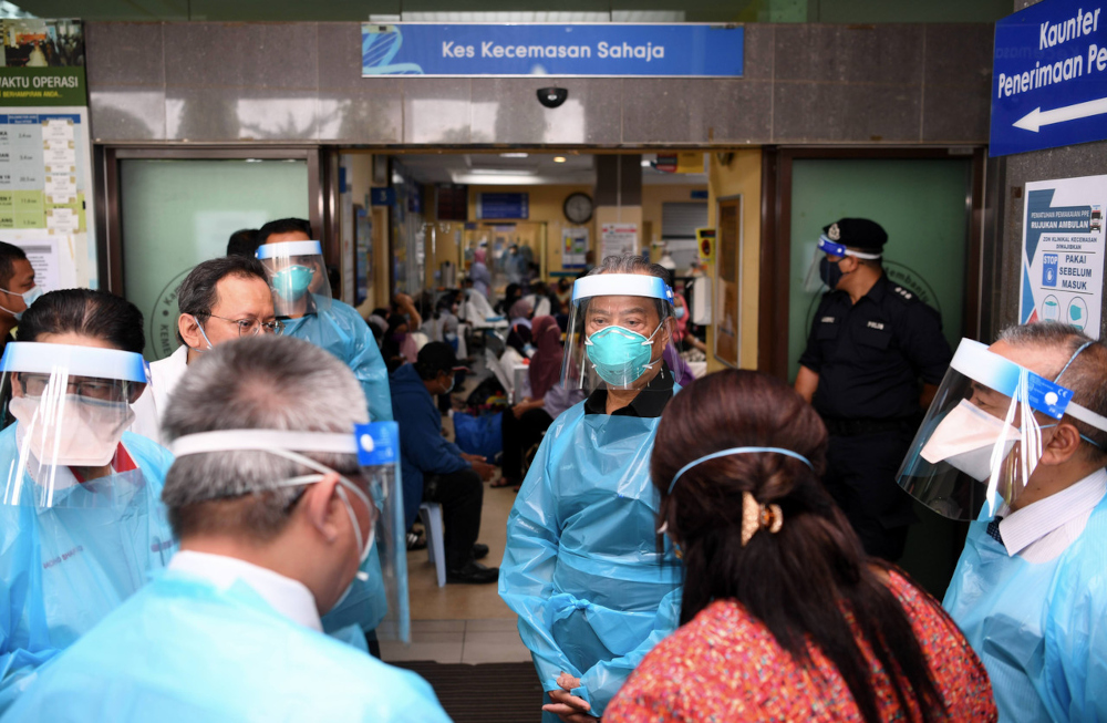Prime Minister Tan Sri Muhyiddin Yassin visits the ICU ward treating Covid-19 patients at Tengku Ampuan Rahimah Hospital in Klang, July 13, 2021. u00e2u20acu201d Bernama pic 