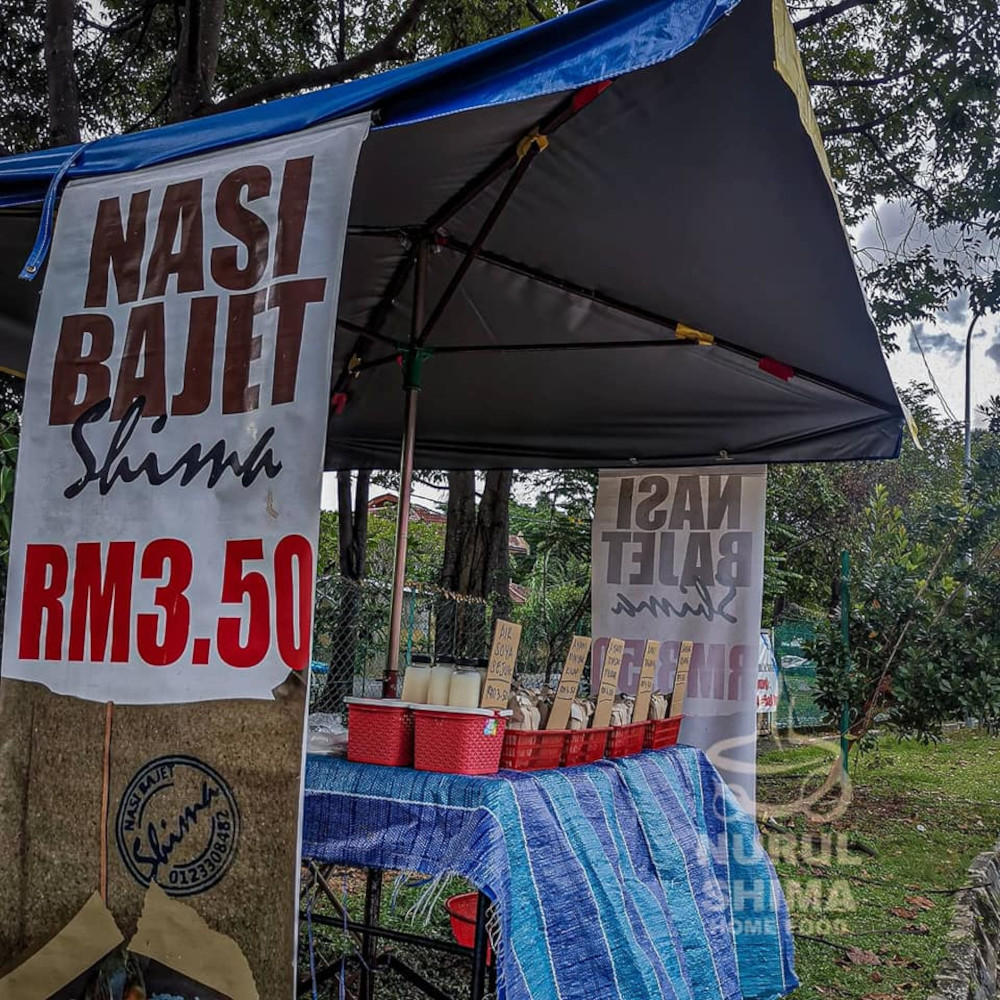 This roadside stall has said anyone who does not have enough money for food can collect free meals at their stall which is open from 5.30pm, Mondays to Fridays. — Picture from Facebook/Nurul Shima