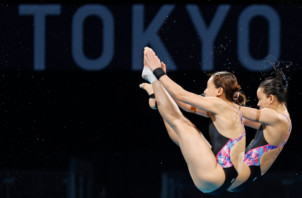 Malaysiau00e2u20acu2122s Leong Mun Yee (left) and Pandelela Rinong compete in the womenu00e2u20acu2122s synchronised 10m platform diving final event during the Tokyo 2020 Olympic Games at the Tokyo Aquatics Centre in Tokyo July 27, 2021. u00e2u20acu201d AFP pic 