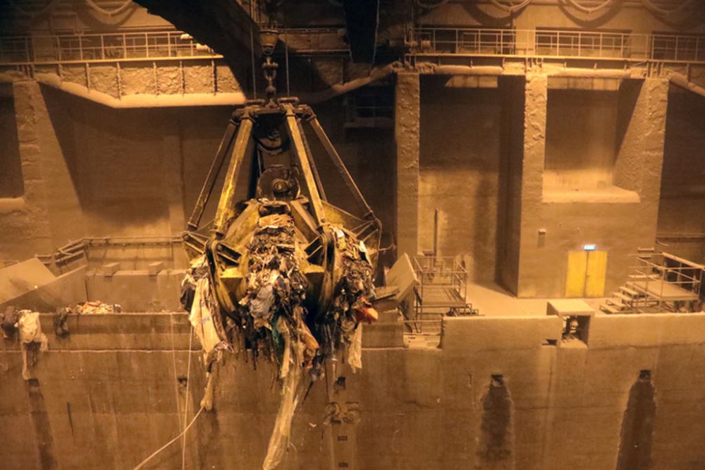 Waste in the refuse bunker of Tuas South Incineration Plant before being incinerated. u00e2u20acu201d TODAY pic