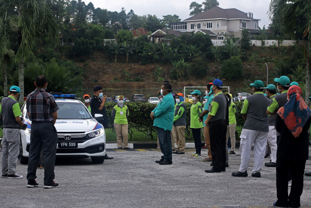 Seremban District Police chief ACP Mohd Said Ibrahim (3rd left) during an inspection at a factory in Senawang, July 1, 2021. u00e2u20acu201d Bernama picnn