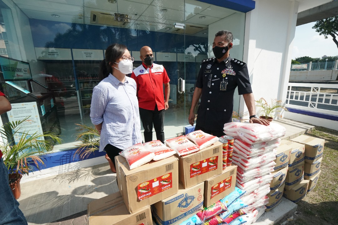 Subang Jaya district police chief OCPD Assistant Commissioner Abdul Khalid Othman (right) and assemblyman Michelle Ng (left) with USJ 11/3 KRT and RA chairman Singam M. Andy (centre). u00e2u20acu201d Photo from Facebook/ SJ Echo