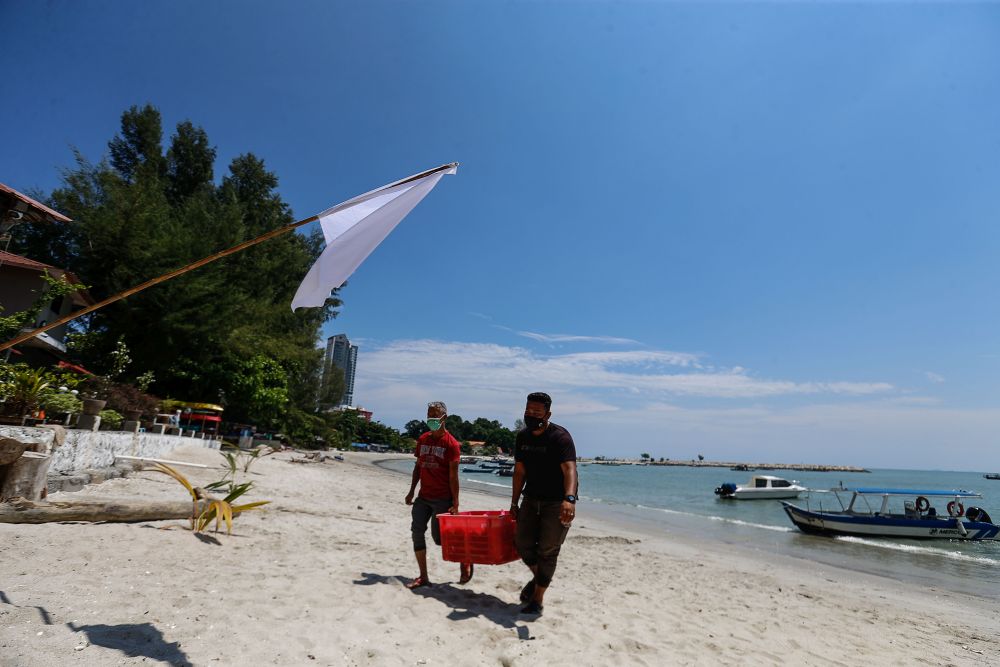 With one tonne of fish given out daily, each village will get about 100kg and each family could get about 1kg to 2kg of fish which could feed them for a few days. — Picture by Sayuti Zainudin