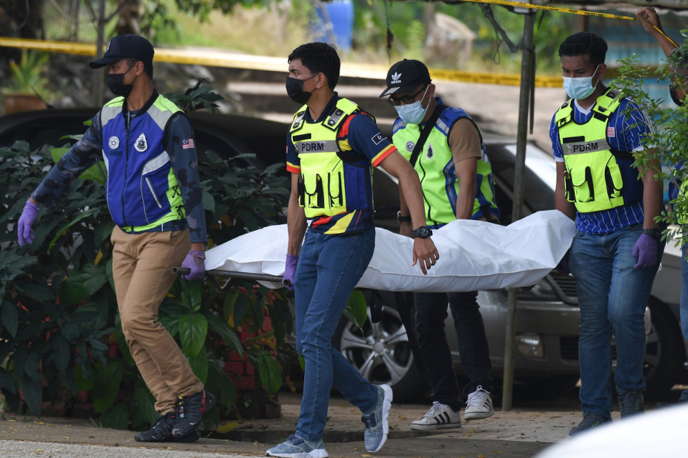 Police carry the body of Fong Swee Fuan who was fatally shot at a Rukun Tetangga hut in Taman Raya Wakaf Tapai, Terengganu, July 23, 2021. u00e2u20acu201d Bernama pic 