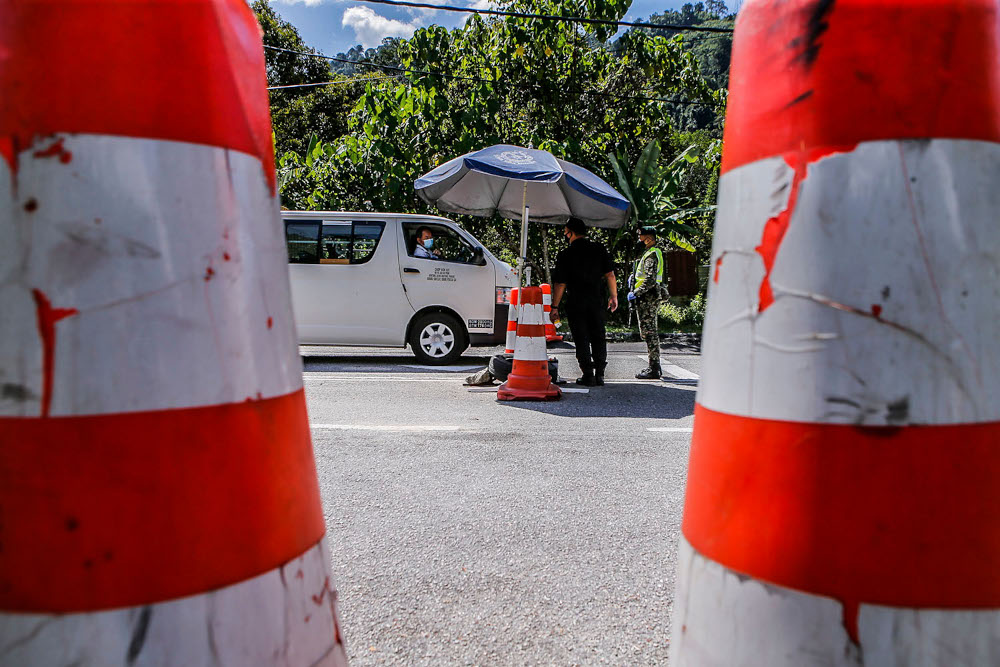 Members of the Royal Malaysian Police (PDRM) together with the Armed Forces (ATM) checking on motorists at the old route at SJR Bukit Tinggi Pahang July 19, 2020. u00e2u20acu201d Picture by Hari Anggara