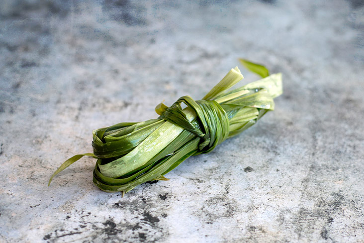 A knot of those pandan leaves imparts a lovely fragrance to the 'tong sui'.