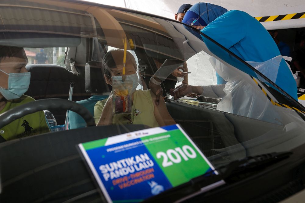 People receive their Covid-19 jab at Universiti Sains Malaysiau00e2u20acu2122s drive-through vaccination centre in Penang July 23, 2021. u00e2u20acu201d Picture by Sayuti Zainudin
