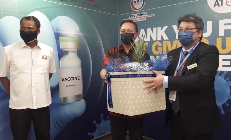 Johor Mentri Besar Datuk Hasni Mohammad (centre) at the vaccination centre (PPV) in  KPJ Abdul Samad Hospital, Johor Baru August 6, 2021 u00e2u20acu201d Picture by Ben Tan