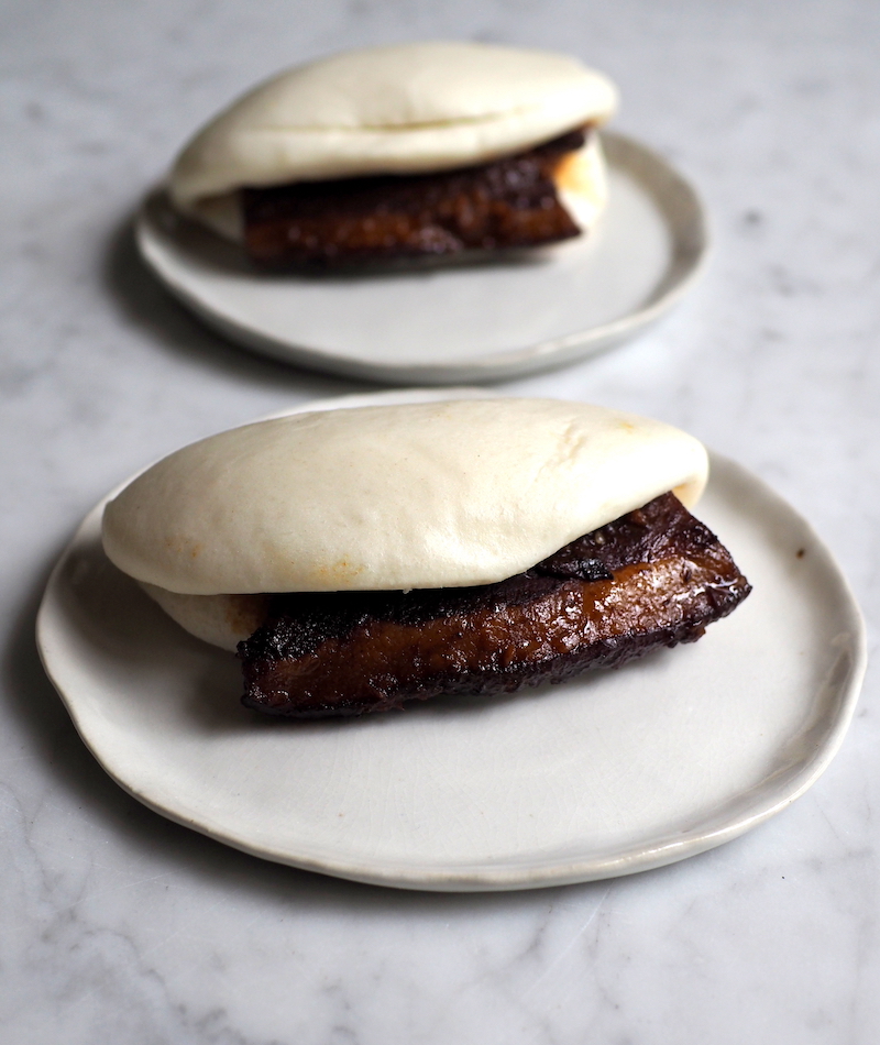 You can enjoy the flavourful pork belly slices with fluffy lotus buns just like it is served in the restaurant