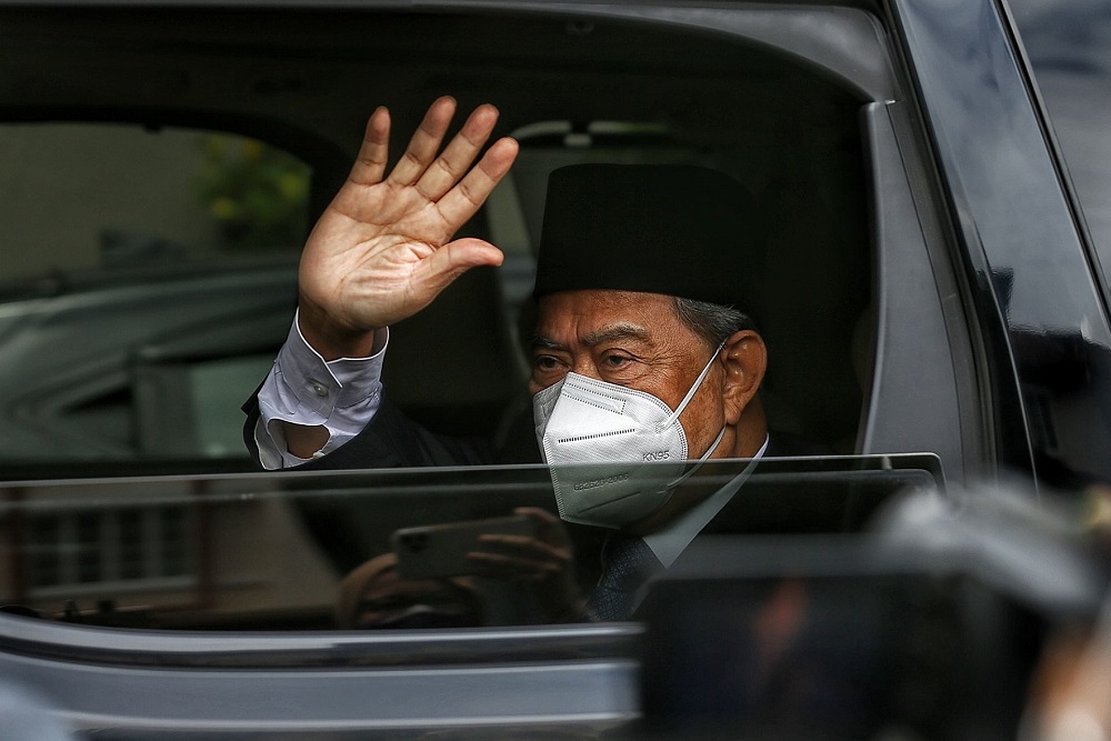 Tan Sri Muhyiddin Yassin waves at members of the media as he arrives at his residence in Bukit Damansara after an audience with the Yang di-Pertuan Agong August 16, 2021. — Picture by Ahmad Zamzahuri