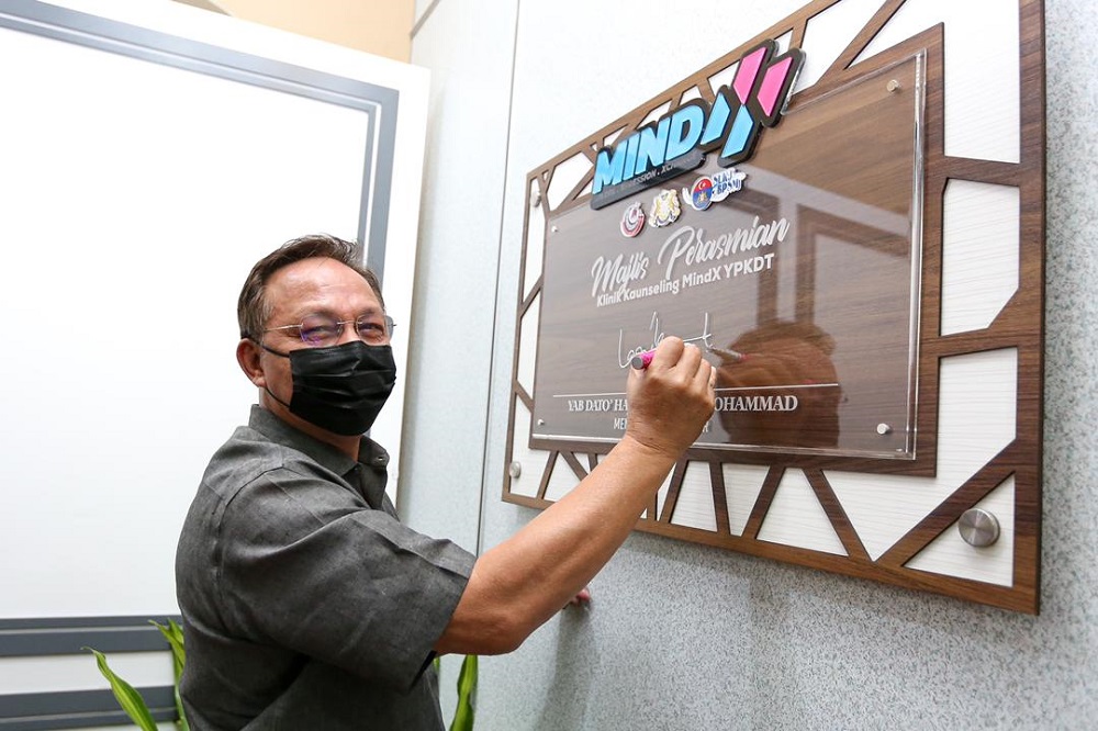 Johor Mentri Besar Datuk Hasni Mohammad signing the plaque after officiating the Darul Tau00e2u20acu2122zim Family Development Foundationu00e2u20acu2122s (YPKDT) MindX counseling clinic in Segamat August 2, 2021. u00e2u20acu201d Picture courtesy of the Johor Mentri Besaru00e2u20acu2122s Office