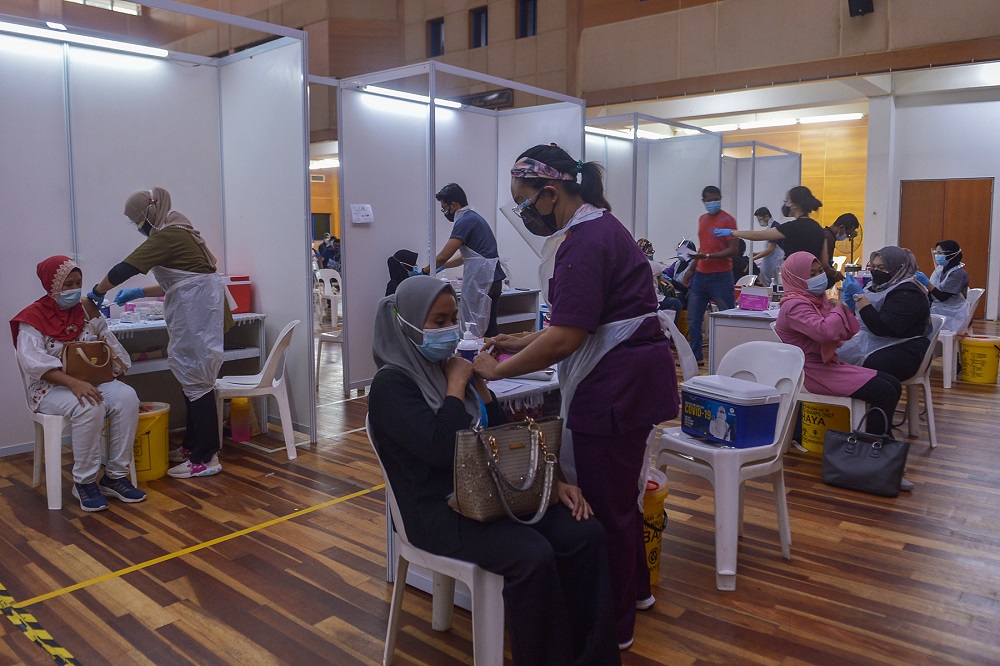 Foreign workers receive their Covid-19 vaccination at Komplek Sukan PKNS in Kelana Jaya August 10, 2021. u00e2u20acu201d Picture by Miera Zulyana