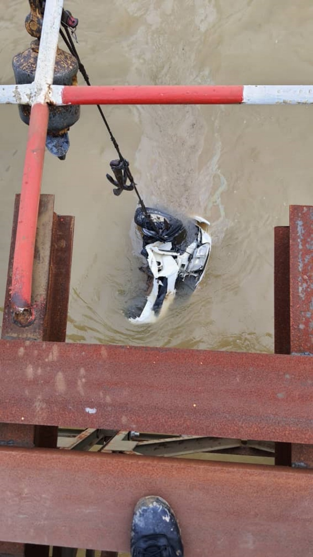SAR team pulls the vehicle out from the water. u00e2u20acu201d Borneo Post Online pic