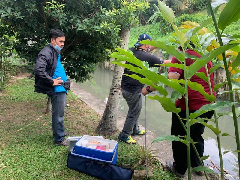 Investigations were carried out at the site of the Sungai Penchala pollution. u00e2u20acu201d Photo via Facebook/LUAS