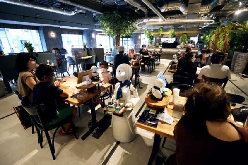 A humanoid robot delivers drinks to customers at the Dawn Cafe in Tokyo.  u00e2u20acu201d AFP pic