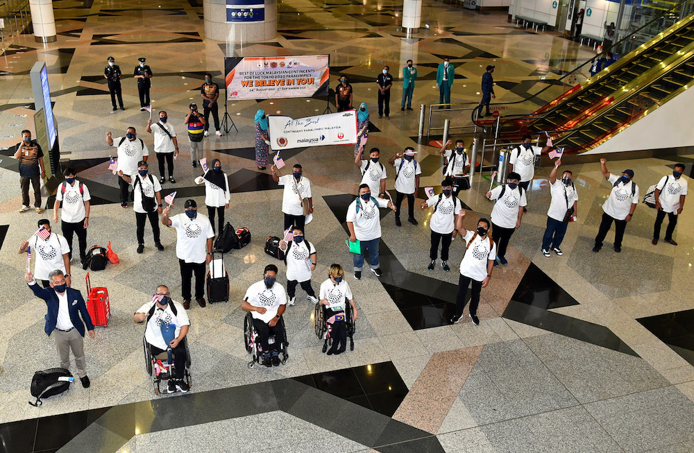 Malaysiau00e2u20acu2122s Paralympic contingent for the 2020 Tokyo Paralympics Games taking a photo before departing from KLIA, August 21, 2021.nu00e2u20acu201d Bernama pic n