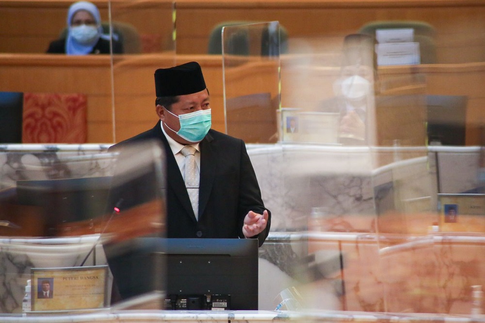 Johor Education, Information, Heritage and Culture Committee chairman Mazlan Bujang said the procurement process for 8,000 devices was implemented last month. u00e2u20acu201d Picture courtesy of Johor Mentri Besaru00e2u20acu2122s Office