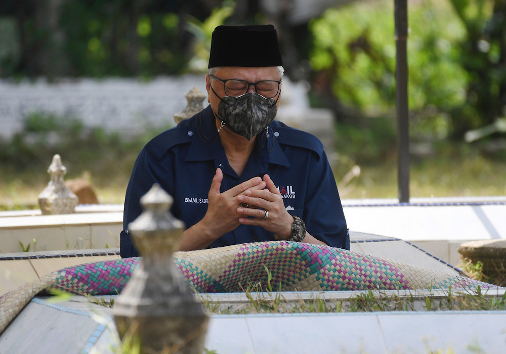 Prime Minister Datuk Seri Ismail Sabri Yaakob during a visit to his parentsu00e2u20acu2122 graves in Temerloh, August 28, 2021. u00e2u20acu201d Bernama pic