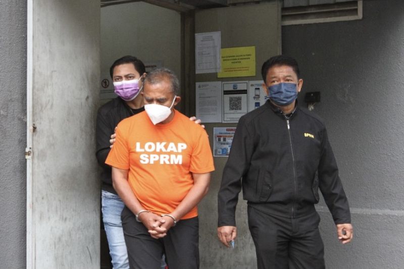 Malaysian Anti-Corruption Commission officers escorting Johor Baru City Council Mayor Datuk Adib Azhari Daud (centre) out of the Johor Baru Magistrate's Court August 11, 2021. u00e2u20acu2022 Picture by Ben Tan