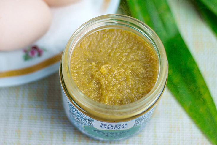 The somewhat grainy texture of the spread assures customers the 'kaya' is homemade.