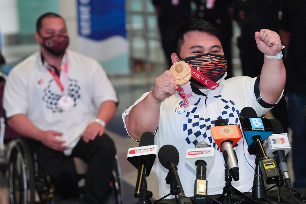 Bonnie Bunyau Gustin showing the gold medal he won in the menu00e2u20acu2122s 72 kilogramme (kg) powerlifting event at the Tokyo 2020 Paralympic Games, at Kuala Lumpur International Airport, August 31, 2021. u00e2u20acu201d Bernama picn