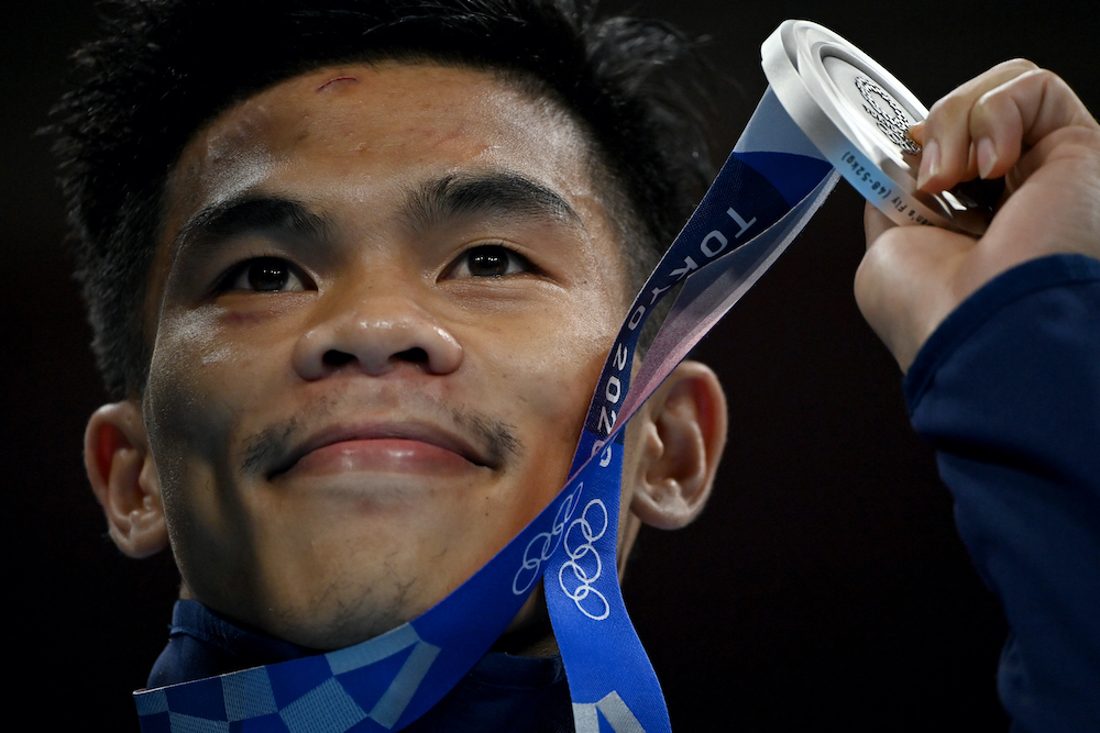 Silver medallist Carlo Paalam of the Philippines poses for photos during the medal ceremony for the Menu00e2u20acu2122s Flyweight at the Kokugikan Arena in Tokyo, August 7, 2021. u00e2u20acu201d Reuters picnnnn