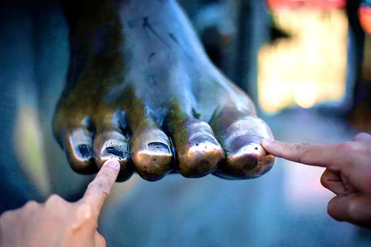 Rub the ‘happy feet’ for some good luck!