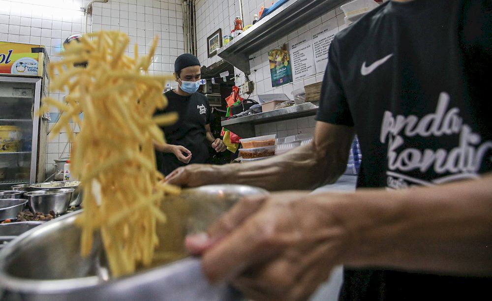 Konda Kondi Cafe and Bistro staff are seen at work as Covid-19 restrictions were lifted in Ipoh August 6, 2021. — Picture by Farhan Najib