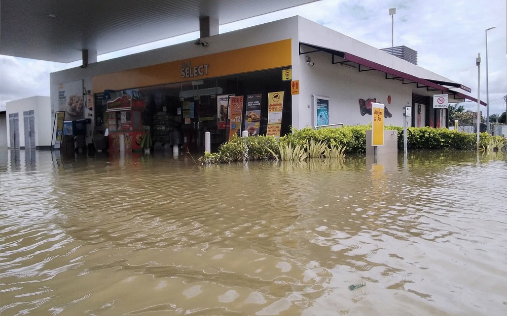 A petrol station is partially submerged in flood water near Alor Pongsu, in Bagan Serai August 23, 2021. u00e2u20acu201d Bernama pic