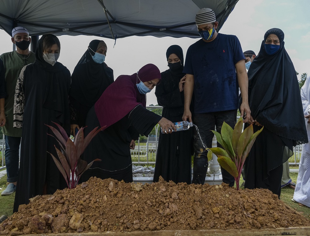 Former chief secretary to the government Tun Ahmad Sarji Abdul Hamidu00e2u20acu2122s body is laid to rest at the Raudhatul Sakinah II cemetery in Mount Kiara, Kuala Lumpur August 28, 2021. u00e2u20acu201d Bernama pic
