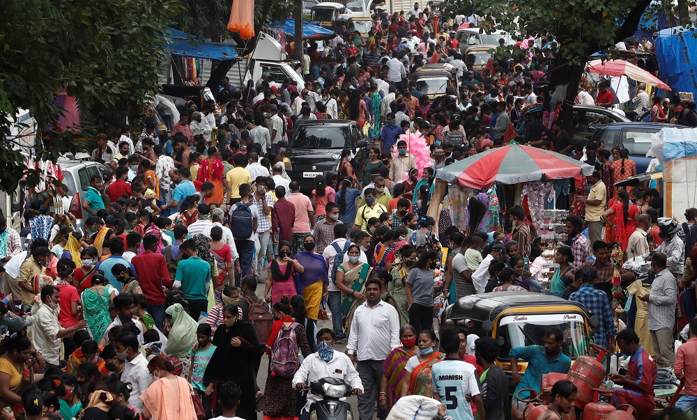 People are seen at a crowded market amidst the spread of Covid-19 in Mumbai, India July 28, 2021. u00e2u20acu2022 Reuters pic