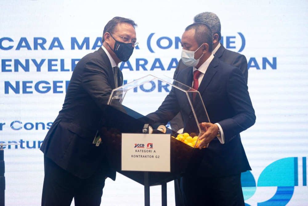 Johor Mentri Besar Datuk Hasni Mohammad conducts a virtual ballot for local government road maintenance work throughout the state at the Jaafar Muhammad Building in Kota Iskandar August 9, 2021. u00e2u20acu201d Picture courtesy of the Johor Mentri Besaru00e2u20acu2122s Office